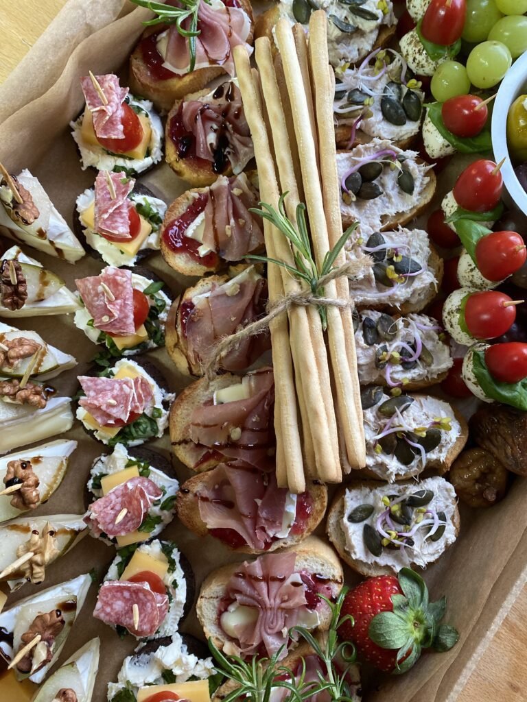 Catering_na_imprezy_domowe_w_Małopolsce,_party_boxy,_jedzenie_z_dowozem,_przekąski_w_Chrzanowie.